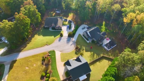Pemandangan Dari Atas Rumah Rumah Hunian Mahal Antara Pohon Jatuh — Stok Video