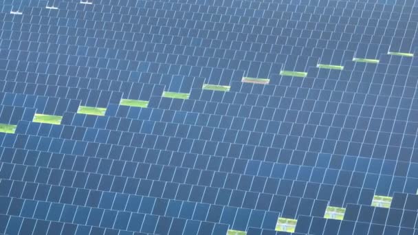 Вид Зверху Фотоелектричну Електростанцію Багатьма Рядами Сонячних Панелей Виробництва Чистої — стокове відео