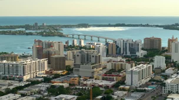 サラソータ市の景色の上に フロリダ州ウォーターフロントオフィス高層ビルとジョン リングリングコーズウェイダウンタウンからセント アーマンズ キーに至る 米国における住宅及び交通の発展 — ストック動画