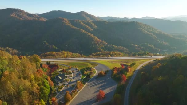 Vista Aérea Zona Descanso Haya Glenn Parking Cerca Concurrida Autopista — Vídeos de Stock