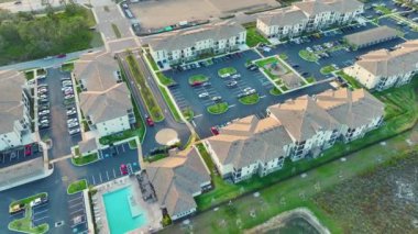 Florida yerleşim bölgesindeki Amerikan apartmanlarının hava manzarası. ABD 'nin banliyölerinde konut geliştirme örneği olarak yeni aile evleri.