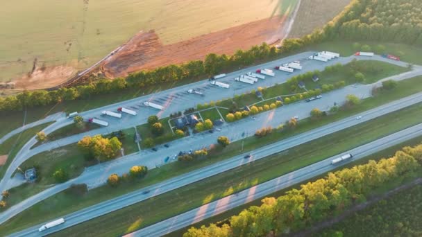 高速移動車やトラックと忙しいアメリカの高速道路の近くに大きな休息エリアの空中ビュー 州間旅行のコンセプト中のレクリエーション場所 — ストック動画