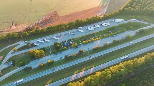 Aerial View Big Rest Area Busy American Freeway Fast Moving — Vídeo de Stock