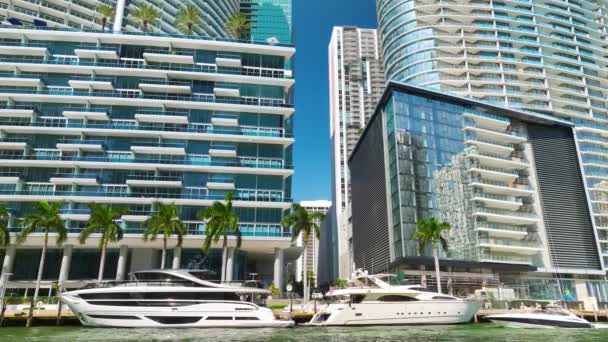 Вид Воздуха Центр Майами Брикел Флориде Роскошными Яхтами Реке Майами — стоковое видео