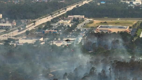 Vista Aérea Del Helicóptero Del Departamento Bomberos Extinguiendo Incendios Forestales — Vídeo de stock