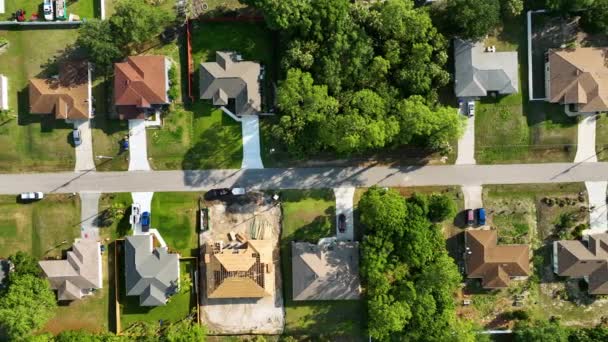 Aerial View Suburban Private House Wit Wooden Roof Frame Construction — Vídeo de Stock