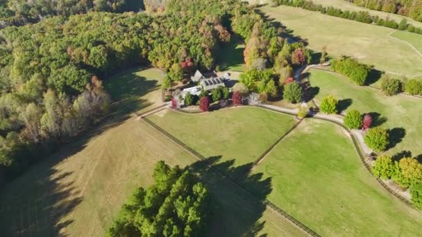 農場のフィールドと田舎の密林に囲まれた大きな高価な住宅ノースカロライナ州 — ストック動画
