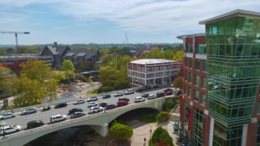 Güney Carolina 'daki Greenville City' nin şehir merkezi mimarisi. Amerikan şehrinde trafik ve ofis binaları olan köprü manzarası. ABD seyahat hedefi.
