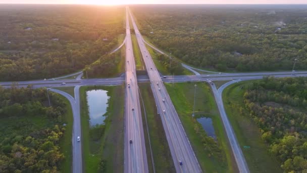 日出时带着快速行驶的交通车辆和卡车的高速公路出口交叉口的高程视图 美国州际交通运输基础设施 — 图库视频影像