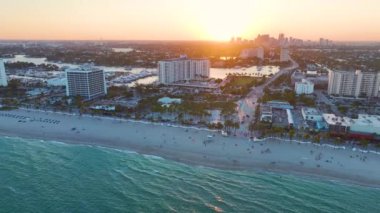 Yüksek lüks otelleri ve apartmanları olan Fort Lauderdale şehri. Sıcak Florida Suntet 'inde dinlenen turistlerle Las Olas Sahili kumlu yüzeyi. Güney Amerika 'da turizm altyapısı.
