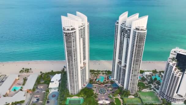 阳光岛海滩城市的高角形景观 在大西洋海岸有昂贵的高层酒店和公寓大楼 佛罗里达南部沿海的美国旅游基础设施 — 图库视频影像