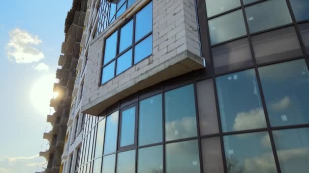 Edificio Apartamentos Residencial Alto Con Marco Monolítico Ventanas Vidrio Construcción — Vídeo de stock