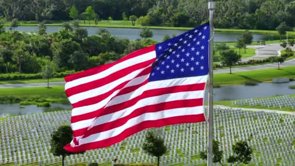 Концепция Дня Памяти Вид Воздуха Американский Флаг Размахивающий Над Большим — стоковое видео