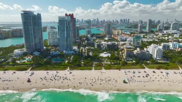 マイアミビーチシティには高級ホテルやコンドミニアム 砂浜があります フロリダ州南部の観光インフラの高角度ビュー — ストック動画