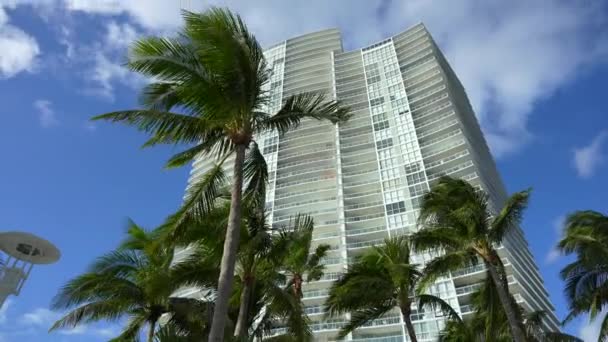 豪華な高層ホテルと大西洋岸のコンドミニアムを持つマイアミビーチシティ 南フロリダのアメリカの観光インフラ — ストック動画