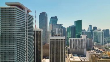 Miami Brickell, Florida, ABD. Amerikan şehir merkezinin hava manzarası. Modern ABD megapolis 'teki yüksek ticari ve meskun gökdelen binaları.