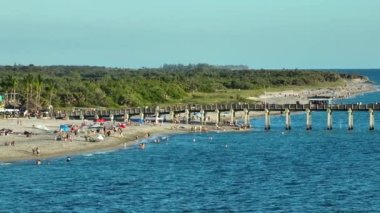 İnsanlar Florida 'daki Venice balıkçı iskelesinde tatilin tadını çıkarıyorlar. Deniz kenarında temiz hava alan yaz aktiviteleri.