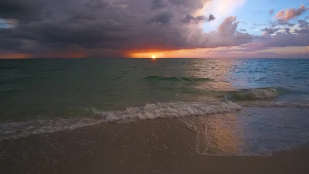Oceaanlandschap Met Onweersbui Wolken Boven Zachte Avond Zeewatergolven Verpletterend Zandstrand — Stockvideo