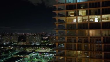 Geceleri Florida, ABD 'deki Sunny Isles Sahili manzaralı gökdelenler. Modern Amerikan kentsel bölgesinde konut geliştirme.