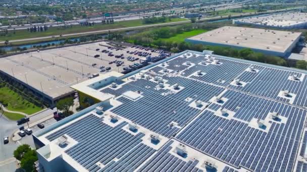 持続可能なエネルギーの生産 緑の生態電力の生産のためのショッピングモールビル屋上に設置された電気太陽光発電パネル — ストック動画