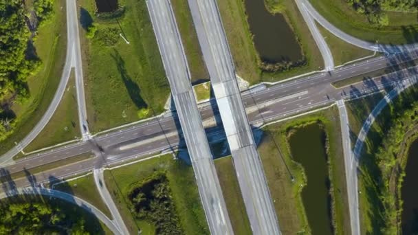 高速公路出口交叉口与快速行驶的交通车辆和卡车在车道上的时间 美国州际交通运输基础设施 — 图库视频影像