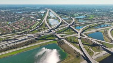 Miami, Florida 'da hızlı hareket eden araçlar ve kamyonlarla Amerikan otobanının kavşağından bir görüntü. ABD ulaştırma altyapı kavramı.