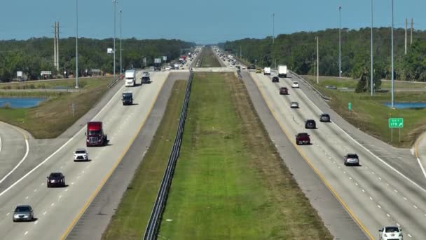 Draufsicht Auf Den Mehrspurigen Amerikanischen Highway Mit Schnell Fahrenden Autos — Stockvideo