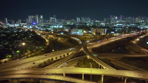 从上面看美国的交通基础设施 佛罗里达州迈阿密市夜间使用快速驾驶车辆的美国公路交叉口的空中景观 — 图库视频影像