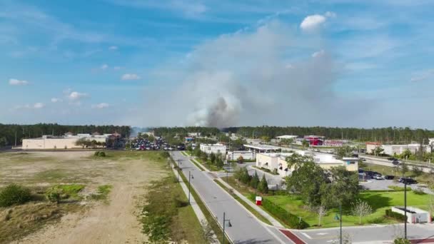 フロリダ州ノースポート市では 乾季の間に激しい火災が発生した 郊外の家の上に立ち上がる煙 — ストック動画