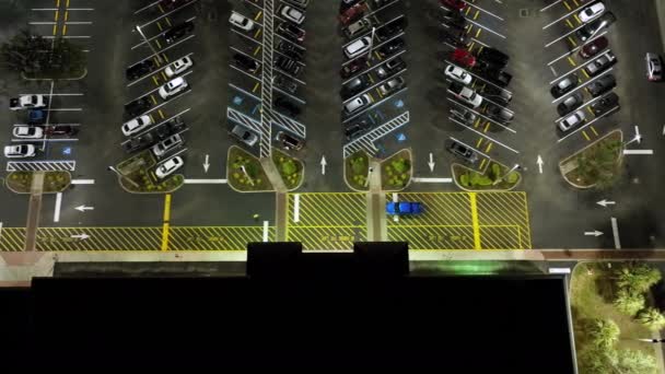 Letecký Noční Pohled Mnoho Aut Zaparkovaných Parkovišti Čárami Značkami Pro — Stock video