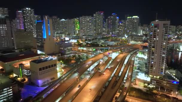 Вид Воздуха Пересечение Американских Автострад Ночью Быстрыми Автомобилями Грузовиками Майами — стоковое видео