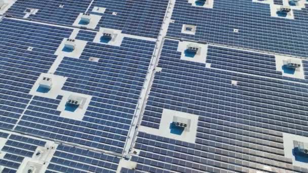 Luftaufnahme Blauer Photovoltaik Sonnenkollektoren Auf Dem Dach Eines Einkaufszentrums Zur — Stockvideo
