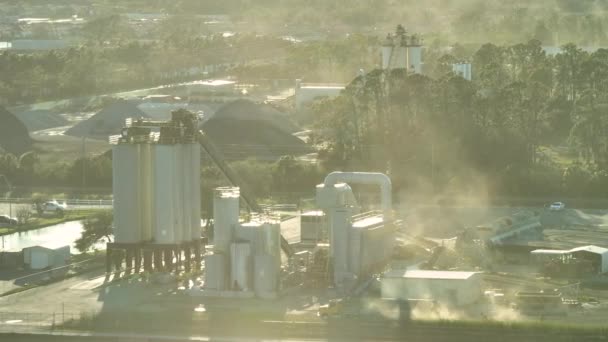 Luchtfoto Van Betonmengfabriek Industrieterrein Met Cementtrucks Zwaar Materieel — Stockvideo
