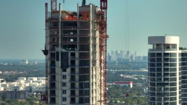 Amerikan kentsel bölgesinde yeni gelişen direncin havadan görüntüsü. Miami, Florida 'da endüstriyel inşaat alanında vinçler. ABD 'de konut büyümesi kavramı.