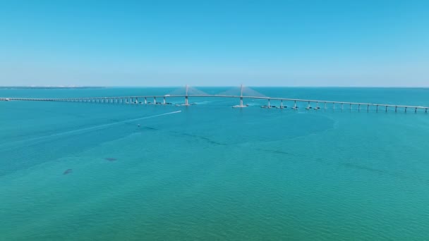 Flygfoto Över Sunshine Skyway Bridge Över Tampa Bay Florida Med — Stockvideo