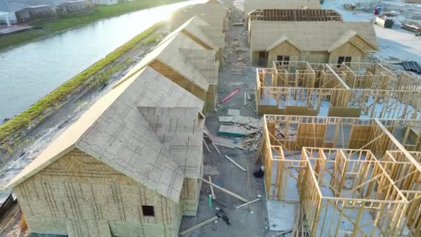 建造中的经济适用住房的未完工木制框架的空中视图 美国郊区住宅的开发 美国的房地产市场 — 图库视频影像