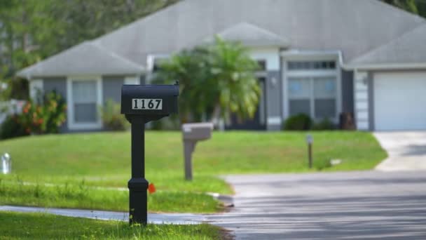 郊外のストリートサイドにあるフロリダホームフロントヤードのアメリカのメールボックス — ストック動画