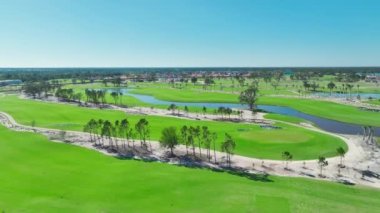 Kiralama sporları için altyapının geliştirilmesi. Güneşli Florida 'da inşaat halindeki yeni golf sahasının havadan görünüşü.