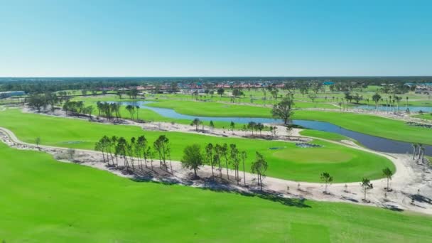 レジャースポーツのためのインフラ整備 日当たりの良いフロリダ州で建設中の新しいゴルフコースの空中ビュー — ストック動画