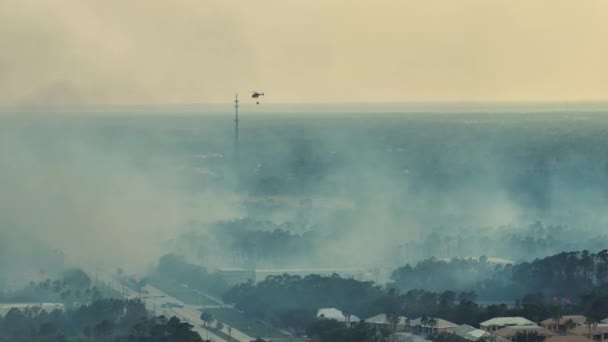 Helicóptero Serviço Emergência Extinguindo Incêndios Florestais Severamente Floresta Flórida Helicóptero — Vídeo de Stock