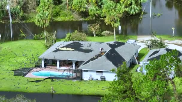 飓风伊恩摧毁了佛罗里达州居民区的房屋屋顶 自然灾害及其后果 — 图库视频影像