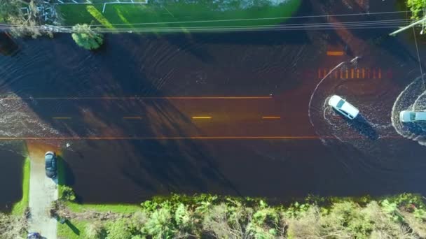 ハリケーン イアンは動きのある車で通りを浸水させ フロリダの住宅地の水の家に囲まれた 自然災害の結果 — ストック動画