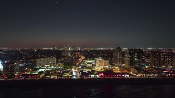 位于佛罗里达州劳德代尔堡的拉斯奥拉斯海滩 美国南部海滨 有灯光明亮的豪华旅馆和公寓楼 美国佛罗里达州南部的旅游基础设施 — 图库视频影像