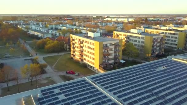 Παραγωγή Βιώσιμης Ενέργειας Ηλεκτρικά Φωτοβολταϊκά Ηλιακά Πάνελ Εγκατεστημένα Στην Ταράτσα — Αρχείο Βίντεο