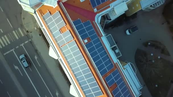 Ανάπτυξη Ανανεώσιμων Πηγών Ενέργειας Ηλιακά Φωτοβολταϊκά Πάνελ Τοποθετείται Στην Οροφή — Αρχείο Βίντεο