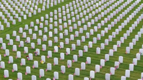 サラソータ国立墓地緑の芝生の上に多くの白い墓石 記念の日のコンセプト — ストック動画
