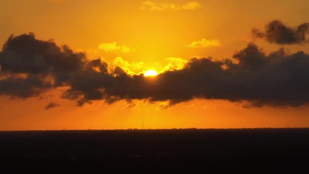 Apus Soare Soare Luminos Spatele Norilor Portocalii Galbeni Colorați Panoramic — Videoclip de stoc