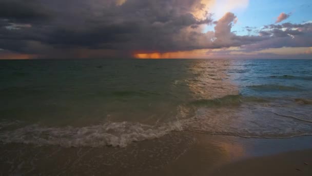 Καταιγίδα Μαύρα Σύννεφα Κεραυνούς Και Βροντές Πάνω Από Βράδυ Κύματα — Αρχείο Βίντεο