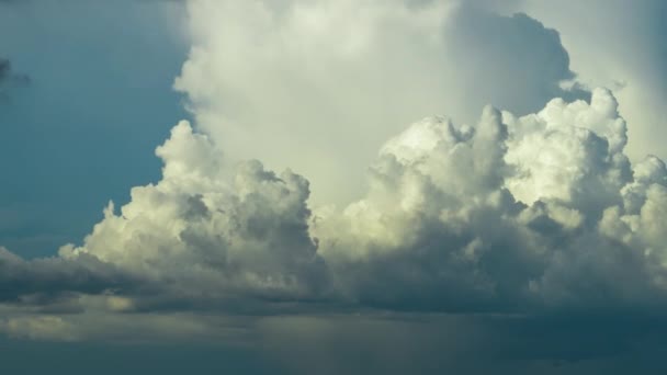 Yazın Mavi Gökyüzünde Fırtınadan Önce Beyaz Tüylü Kümülonimbus Bulutları Oluşuyor — Stok video