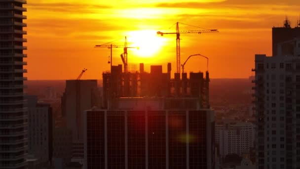 Toren Hijskranen Hoge Residentiële Appartement Bouwplaats Bij Zonsondergang Vastgoed Ontwikkeling — Stockvideo